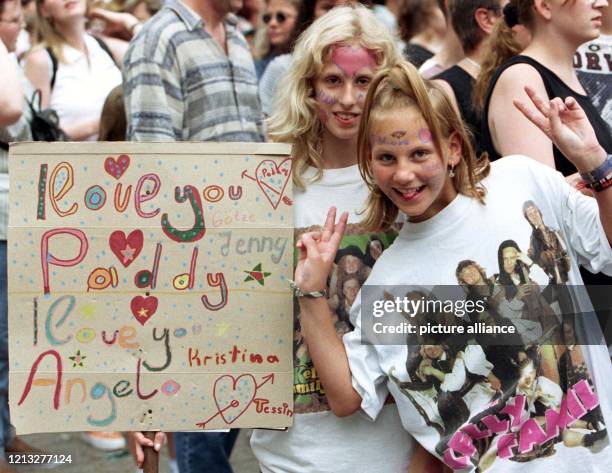 Zwei junge Fans mit T-Shirts der Pop-Gruppe Kelly Family und einem Transparent mit der Aufschrift "I love you Paddy"- I love you Angel" freuen sich...