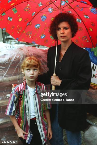 Gabriele Ruta bringt am 28.8.1997 ihre achtjährige Tochter Josephine zum Unterricht in die Oldenburger Grundschule "Bürger Esch". Als Gegnerin der...