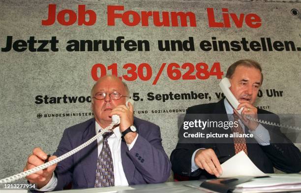 Bundesarbeitsminister Norbert Blüm und der Präsident der Bundesanstalt für Arbeit, Bernhard Jagoda, geben am 1.9.1997 im Bundesarbeitsministerium in...