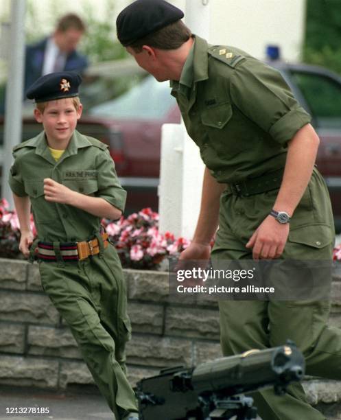 Der achtjährige Sohn des britischen Thronfolgers, Prinz Harry, rennt in einer Mini-Uniform am 29.7.1993 in Bergen-Hohne zu einem Panzerfahrer, der...