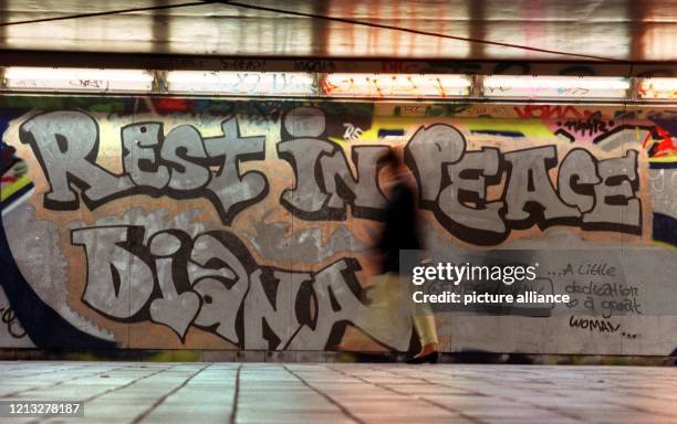 Ruhe in Frieden, Diana- Trauer-Graffiti eines unbekannten Künstlers für Prinzessin Diana in einer U-Bahn-Haltestelle in Frankfurt am Main . Diana war...