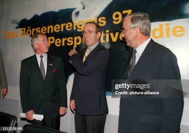 Bundesverkehrsminister Matthias Wissmann , Bundesfinanzminister Theo Waigel und der Vorstandsvorsitzende der Deutschen Lufthansa AG, JürgenWeber am...