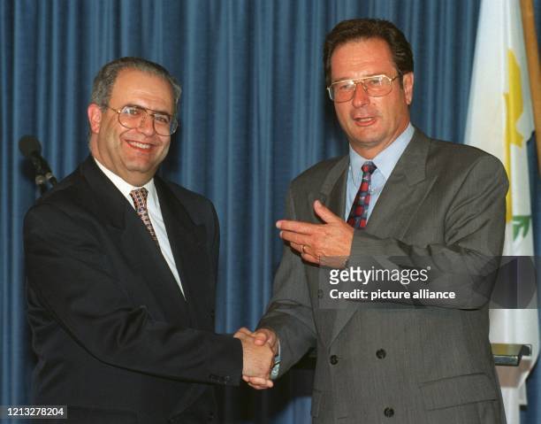 Bundesaußenminister Klaus Kinkel begrüßt am 3.9.1997 seinen zyprotischen Amtskollegen Ioannis Kasoulides in Bonn. Kinkel sicherte Kasoulides die...