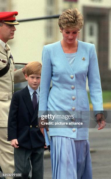 In Begleitung ihres achtjährigen Sohnes Harry besucht Prinzessin Diana am 29.7.1993 in Bergen-Hohne britische Truppen. Im Alter von zwölf Jahren hat...