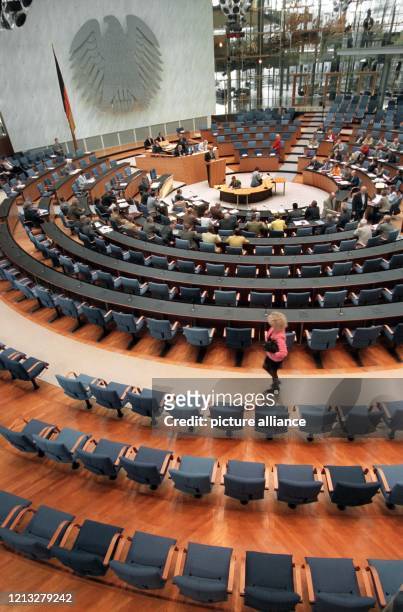 Nur spärlich besetzt sind die Abgeordnetenreihen des Bundestages in Bonn am 11.9.1997 während des Beginns der Debatte über den Einzeletat des...