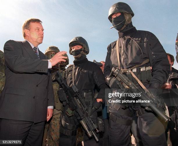 Bundesverteidigungsminister Volker Rühe unterhält sich am 11.9.1997 auf dem Flugplatz Mendig mit zwei Soldaten der neuen Bundeswehreinheit Kommando...