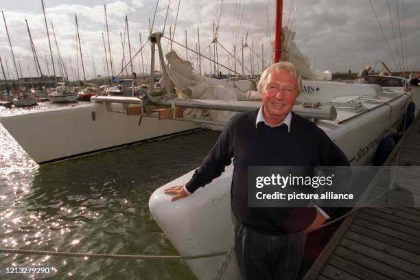 Stolz präsentiert der pensionierte Elblotse Gerd Engel am 8.9.1997 im Yachthafen von Cuxhaven seinen Hochsee-Katamaran "Sposmoker II". Kurz darauf...