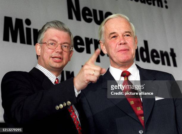 Bundesinnenminister Manfred Kanther und der Vorsitzende der CDU-Fraktion im hessischen Landtag, Roland Koch , unterhalten sich am 13.9.1997 zu Beginn...