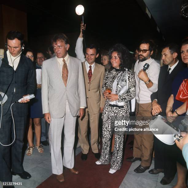 Das Schauspieler-Ehepaar Liz Taylor und Richard Burton wird im September 1971 während eines Besuchs in Nis in Jugoslawien von Pressevertretern...
