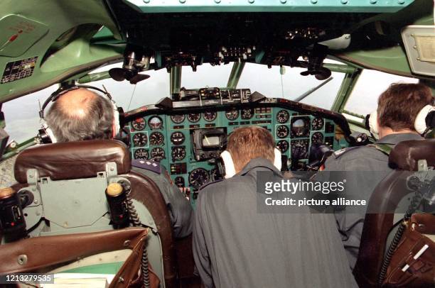 Das Archivbild vom zeigt eine Cockpitcrew der Tupolew-154-M mit dem Kennzeichen 11-02 bei den Sartvorbereitungen. Mit dem Absturz der Tupolew vor der...