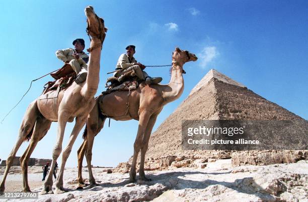 Zwei ägyptische Polizisten auf ihren Dromedaren auf Streife vor der Chephren-Pyramide bei Kairo, aufgenommen am 18.8.1997. Trotz großer...