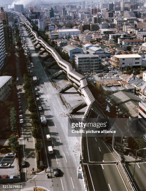 Der bei einem Erdbeben am 17. Januar 1995 umgestürzte Hanshin Express-Highway in Kobe. In Kobe und anderen Orten der Region brach um 5.43 Uhr das...