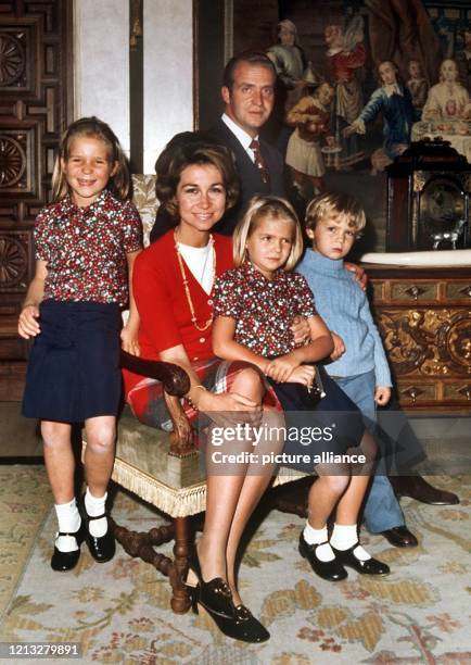 König Juan Carlos am 19.9.1972 mit Königin Sofia und den Kindern, Elena, Cristina und Felipe im Zarzuela Palast in Madrid. Juan Carlos ist am vor dem...