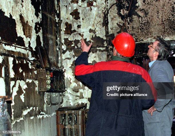 Ein Brandermittler und ein Mitarbeiter der psychiatrischen Klinik in Rickling bei Bad Segeberg untersuchen am die verbrannte Stromanlage in dem...