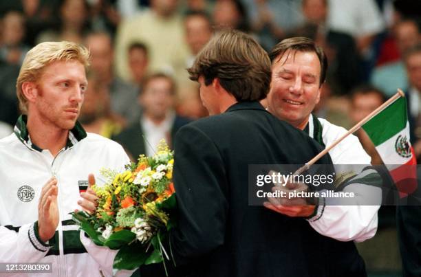 Applaus von Boris Becker und eine Umarmung von Teamchef Niki Pilic für Michael Stich am 20.9.1997 in Essen. Stich wurde für seine Verdienste für das...