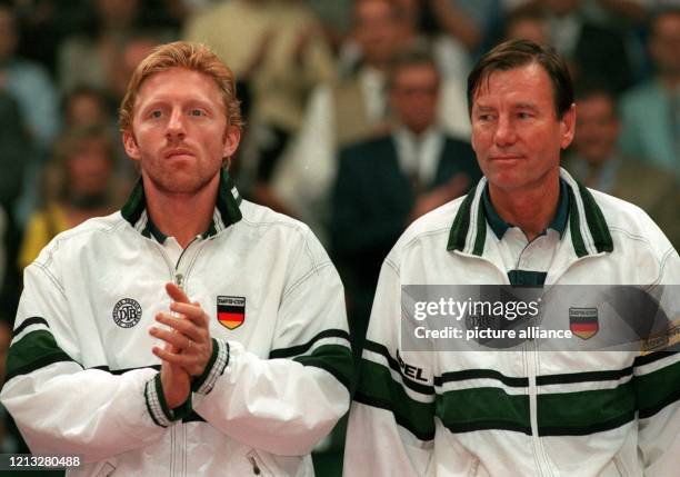 Team-Kapitän Niki Pilic und Boris Becker während der Daviscup-Begegnung Deutschland gegen Mexiko am 20.9.1997 in Essen. Der 58jährige Pilic hat am...