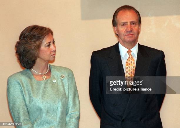 Königin Sofia und König Juan Carlos von Spanien am 17.3.1995, dem Vorabend der Hochzeit ihrer Tochter Elena, bei einem Empfang in der Maurenburg Real...