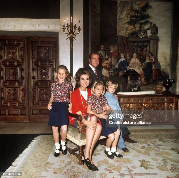 Spaniens Königspaar, König Juan Carlos und König Sofia, mit ihren Kindern Elena, Cristina und Felipe am 19.9.1972 im Zarzuela-Palast in Madrid. Nach...