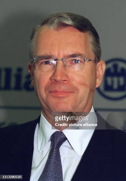Henning Schulte-Noelle, Vorstandsvorsitzender der Allianz AG Holding , am 28.5.1997 während der Bilanzpressekonferenz des Versicherungsunternehmens...