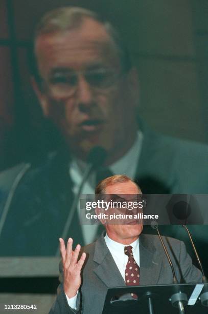 Daimler-Benz-Chef Jürgen Schrempp erläutert am 28.5.1997 auf der Hauptversammlung des Unternehmens in Stuttgart den Umsatz des abgelaufenen...