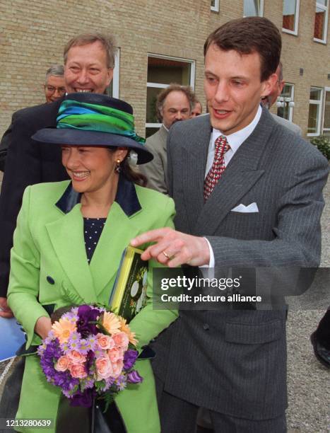 Dänemarks Prinz Joachim und seine Frau Prinzessin Alexandra freuen sich am 29.5.97 über die nette Begrüßung im Kindergarten der deutschen Volksgruppe...