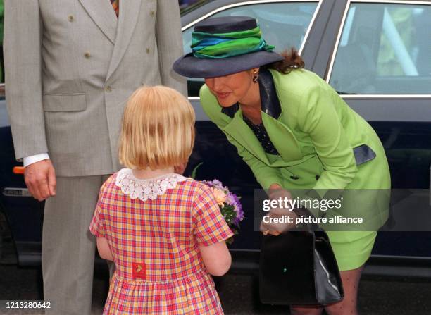 Dänemarks Prinzessin Alexandra wird am 29.5.97 im Kindergarten der deutschen Volksgruppe in Tondern von einem kleinem Mädchen mit Blumen empfangen....