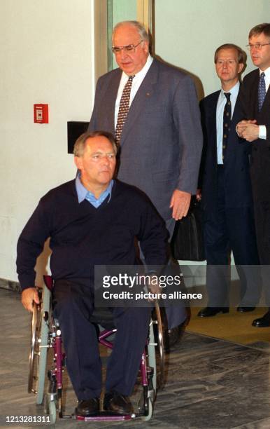 Auf dem Weg zur CDU-Vorstandssitzung folgen dem CDU/CSU-Fraktionsvorsitzenden Wolfgang Schäuble am 26.5.1997 im Bonner Adenauerhaus Bundeskanzler...
