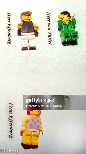 Lego-Figuren von Stefan Effenberg, und seiner Frau Martina sowie dem Kläger Hellmut van Thriel liegen am 24.9.1997 auf dem Tisch des Richters im...