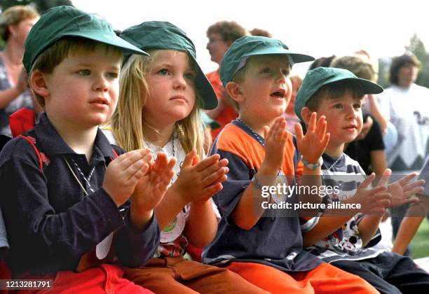 Viel Spaß haben vor allem die kleinen Zuschauer an der "Karawane für mehr Kinderfreundlichkeit" am 18.9.1997 in Saarbrücken. Unter dem Motto "Auf die...