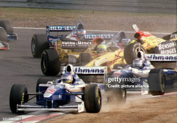 Formel 1-Pilot Ralf Schumacher hebt mit seinem Jordan-Peugeot ab und kommt so seinem Bruder Michael in die Quere. Das dramatische Bruder-Duell beim...
