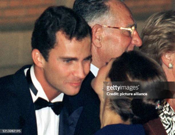 Mit einem Küßchen begrüßen sich die schwedische Kronprinzessin Victoria und Spaniens Kronprinz Felipe am Abend des 3.10.1997 auf einem Empfang vor...