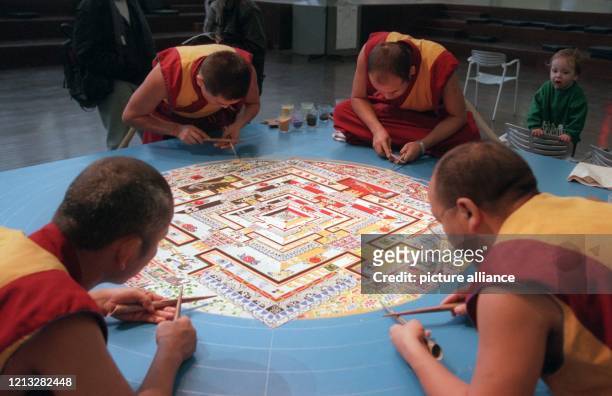 Insgesamt fünf tibetanische Mönche arbeiten seit dem 29. November 1996 an einem heiligen Kunstwerk, das sie voller Konzentration aus farbigem...