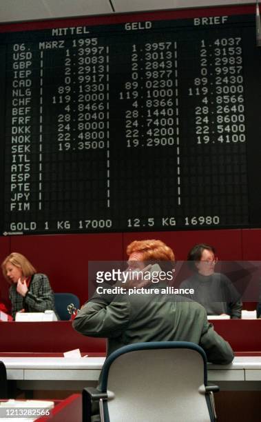 Ein Händler telefoniert in der Frankfurter Devisenbörse vor der Kurstafel. Die Währungen wichtiger deutscher Handelspartner sind am 6.3. Im freien...