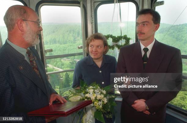 Zwischen Himmel und Erde geben sich am 16.5.1997 in einer Gondel der Burgberg-Seilbahn in Bad Harzburg Angelika und Rainer Lüttich das "Ja-Wort". Der...