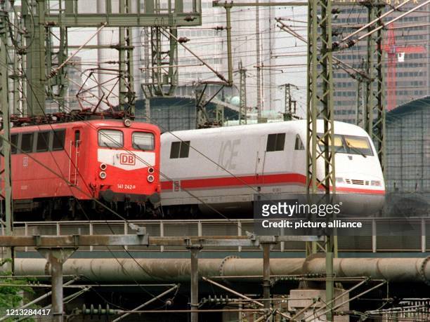 Zwei Züge, rechts ein moderner ICE, verlassen am 15.5.1997 den Hauptbahnhof von Frankfurt/M. Die Deutsche Bahn AG stellte am 15. April die Bilanz für...