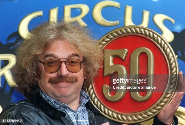 Zirkusdirektor Bernhard Paul zeigt sich am 13.5.1997 mit einem Schild zu seinem 50. Geburtstag, den er am am 20. Mai vollendet. Paul, der 1975 einen...