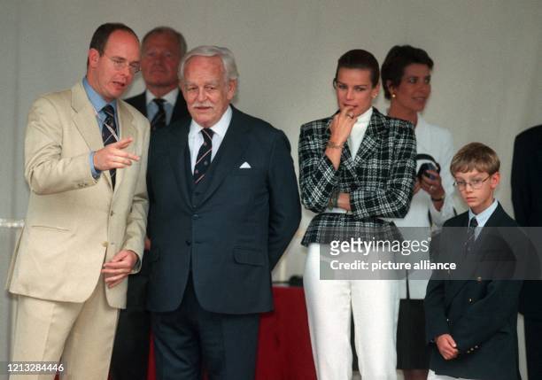 Prinz Albert fachsimpelt mit seinem Vater, Fürst Rainier von Monaco, während der Siegerehrung beim Grand-Prix von Monaco am 11.5.1997. Neben Rainier...
