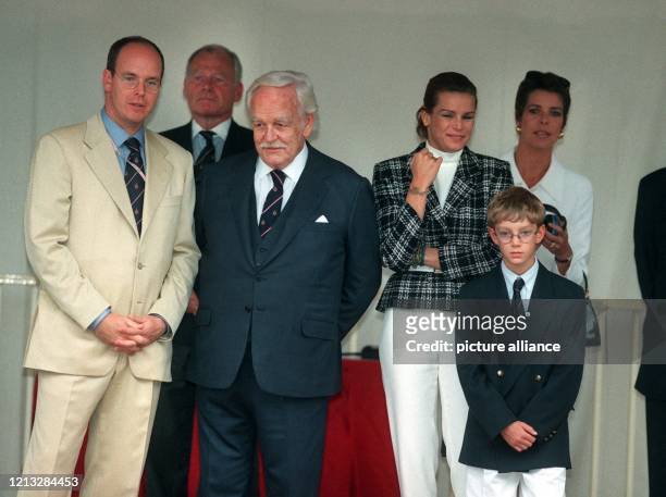 Prinz Albert von Monaco, Fürst Rainier, Prinzessin Stephanie, Prinzessin Caroline und deren neunjähriger Sohn Pierre während der Siegerehrung für den...