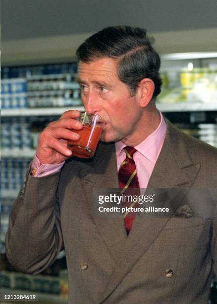 Der britische Thronfolger Prinz Charles trinkt am 13.5.1997 in einem Bio-Laden in Kassel ein Glas Saft. In Großbritannien sind Bio-Läden kaum üblich,...