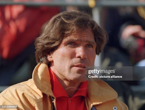 Peter Haas, Vater der neuen deutschen Tennishoffnung, Thomas Haas, schaut sich am 11.5.1997 das Finale der German Open am Hamburger Rothenbaum an,...