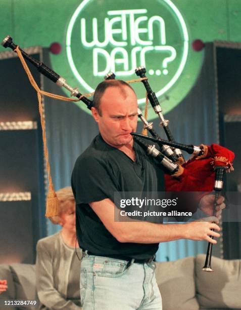 Auf dem Dudelsack muß Popsänger Phil Collins am 8.12.1996 in Hannover während der ZDF-Show "Wetten, daß.." seine verlorene Wette einlösen. Thomas...