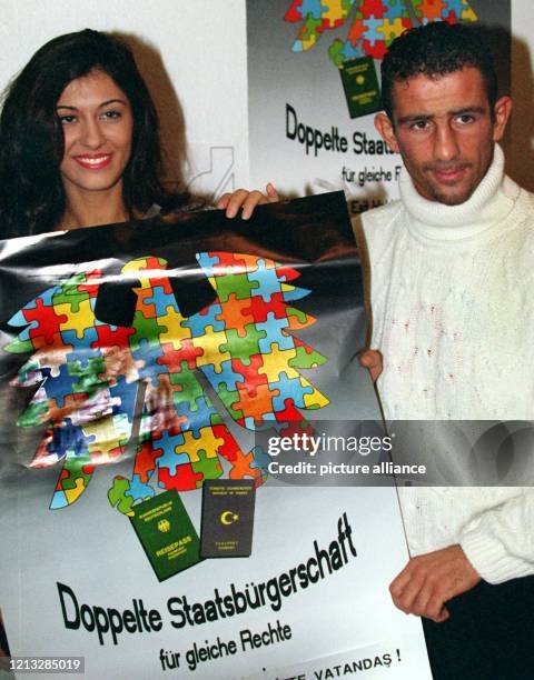 Die Berliner Vize-Schönheitskönigin von 1996, Dilek Gündogdu, und der Boxer Oktay Urkal, Silbermedaillengewinner von Atlanta, zeigen am 9.12.1996 in...