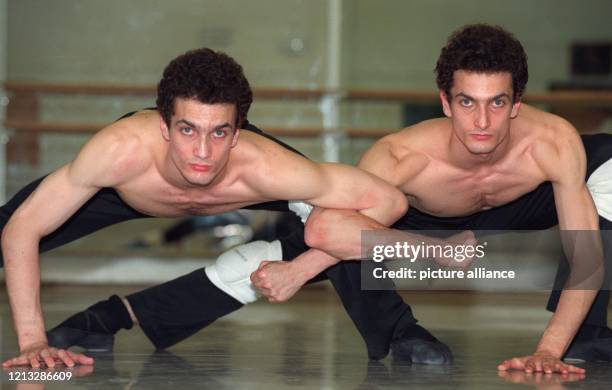 Jiri und Otto Bubenicek, eineiige Zwillinge aus Prag, gehören seit 1993 dem Ensemble des "Hamburg Balletts" an . Wenn sie auf der Bühne der...