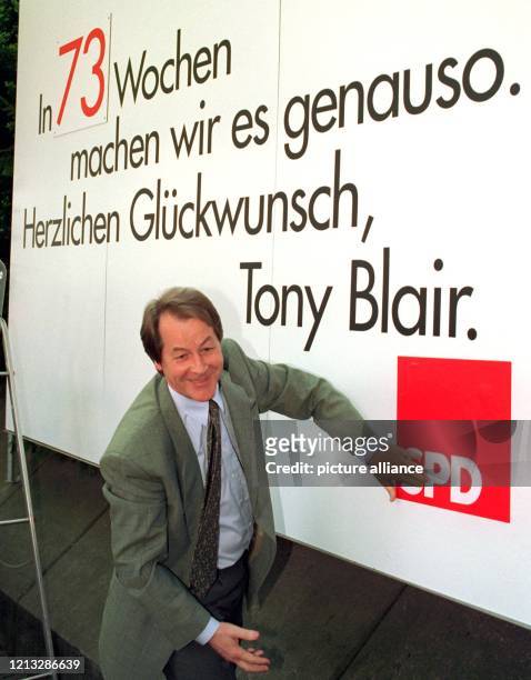 Bundesgeschäftsführer Franz Müntefering legt am 2.5.1997 vor der SPD-Parteizentrale in Bonn letzte Hand an ein Groß-Plakat, mit dem die Partei dem...