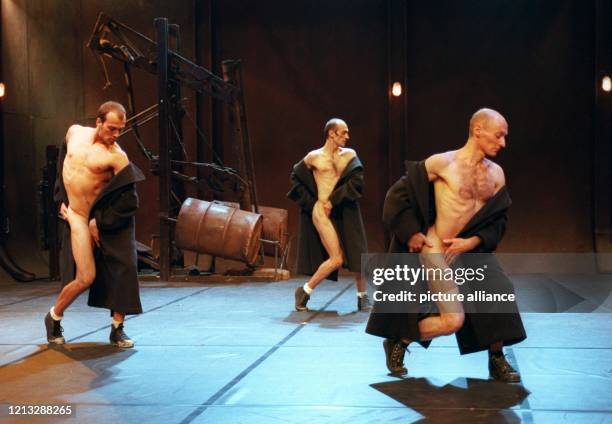 Tänzer der französischen Balletgruppe "Le Ballet Preljocaj" tanzen im Theatersaal des Mousonturms bei den Proben zu ihrem Stück "Liqueurs de chair"....