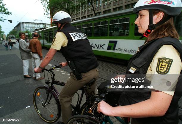 Die Polizeibeamtin Stefanie Sauter und ihr Kollege Bernhard Ries sind mit dem Fahrrad in der Innenstadt auf Streife. Eine aus sieben Beamten und...