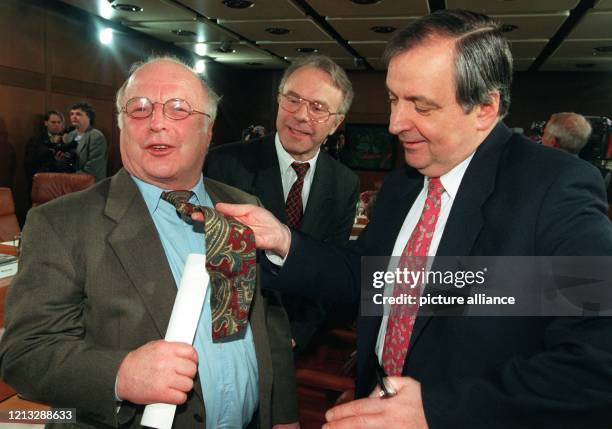 Bundesbauminister Klaus Töpfer bewundert am 27.3.1996 vor Beginn der Kabinettssitzung im Bonner Kanzleramt lachend die Krawatte von...