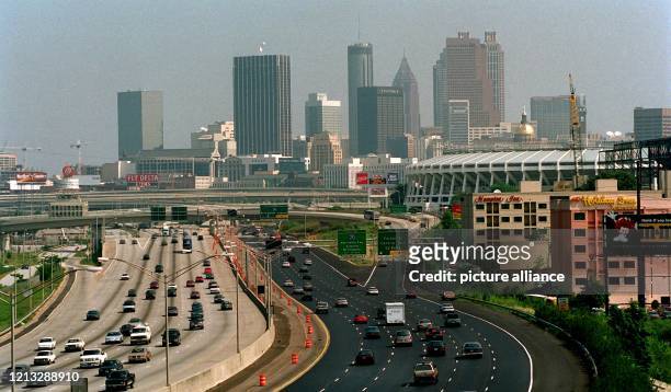 Blick auf Downtown Atlanta mit seinen typischen Hochhäusern und sechsspurigen Highways . Die olympischen Jubiläumsspiele 100 Jahre nach der Premiere...