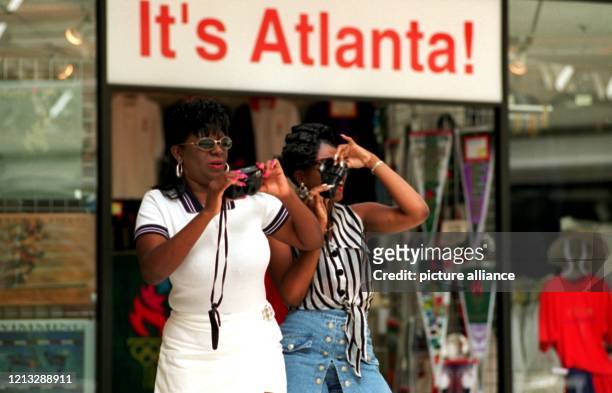 Touristen fotografieren unter dem Schild "It's Atlanta" Sehenswürdigkeiten der Hauptstadt des US-Bundestaates Georgia . Die olymischen...