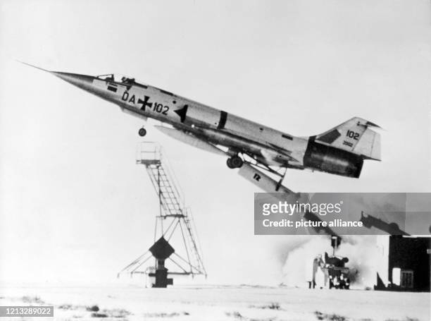 Der so genannte Nullstart eines deutschen Starfighters des Typs F 104 G mit dem amerikanischen Testpiloten Ed Brown am auf dem Fliegerhorst im...